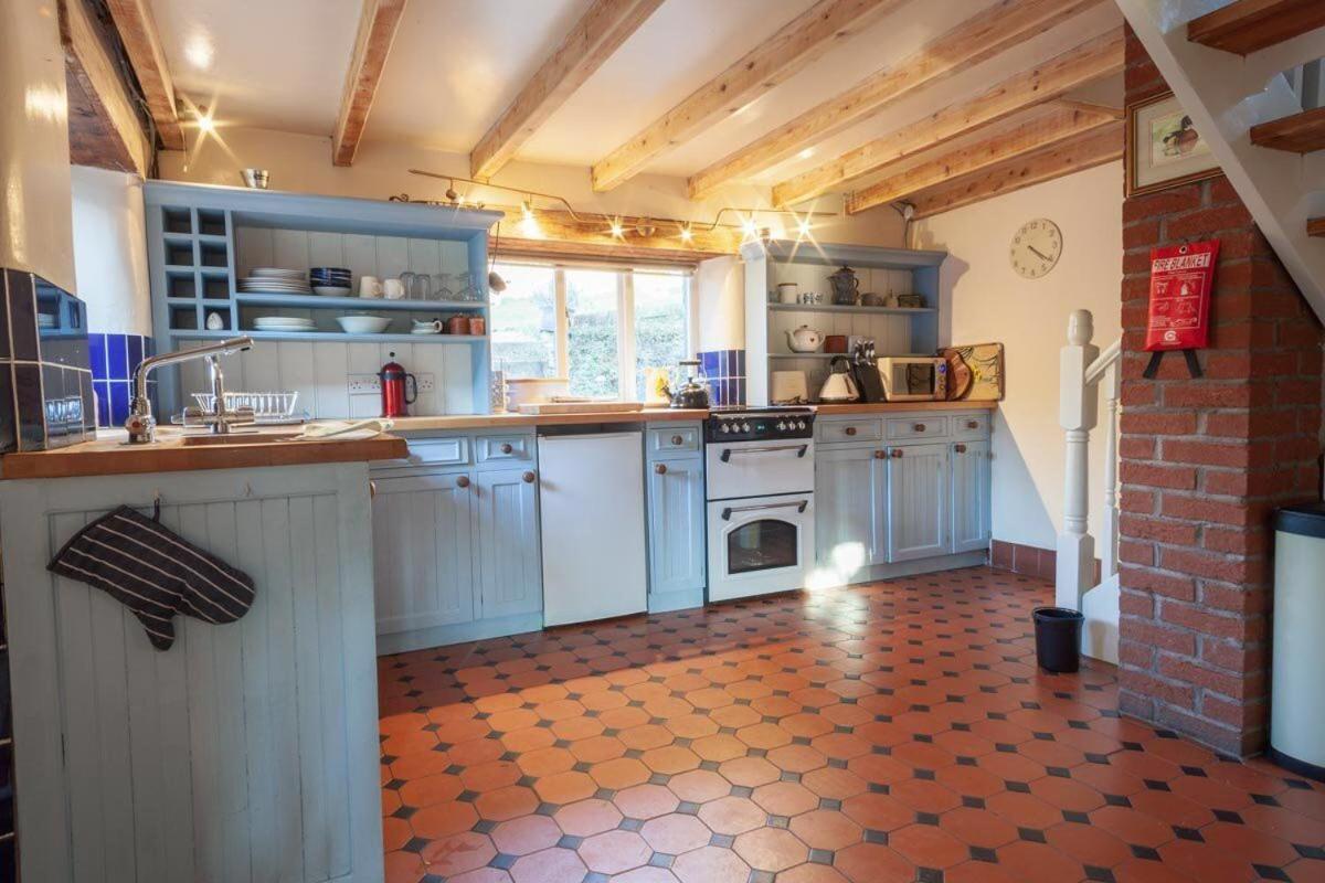 Lee House Farm Holiday Cottage With Possible Use Of Hot Tub Ninety Pounds A Session Waterfall Exterior foto